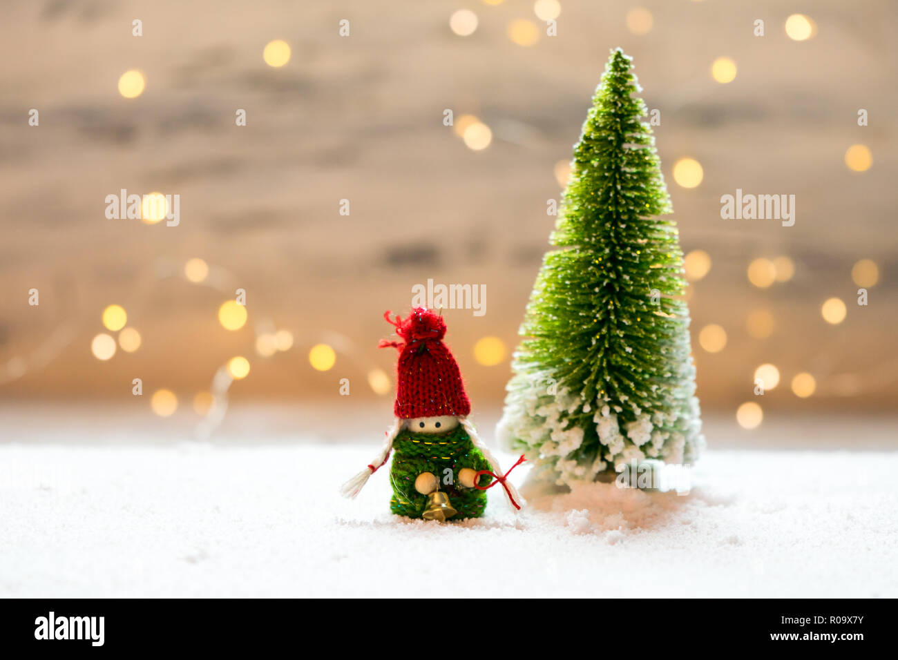 Immagini Natale Natura.Sybolic Paesaggio Con Natura Concettuale Un Unico Verde Albero Di Natale In Piedi Nella Neve Su Uno Sfondo Di Luci Bianche Foto Stock Alamy