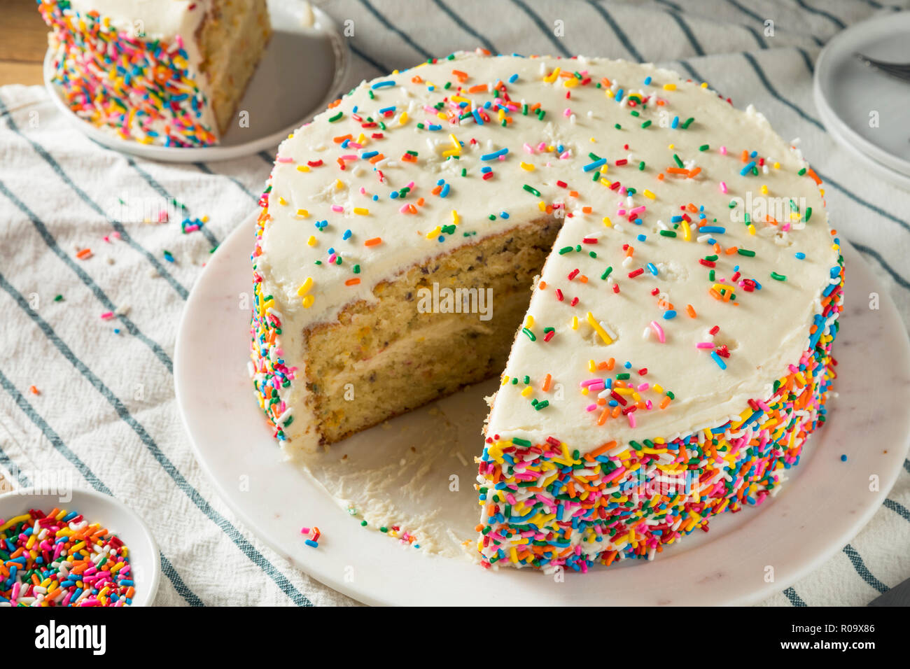 Dolci fatti in casa torta di compleanno con candele pronto a servire Foto Stock