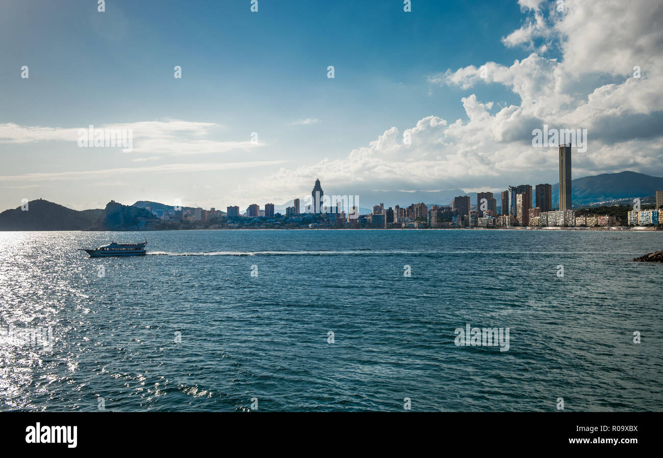 Vista panoramica di Benidorm, in Spagna.Benidorm Alicante Playa de Poniente Beach sunset in Spagna.grattacieli vicino alla spiaggia di Benidorm, Spagna.Skyline o Foto Stock