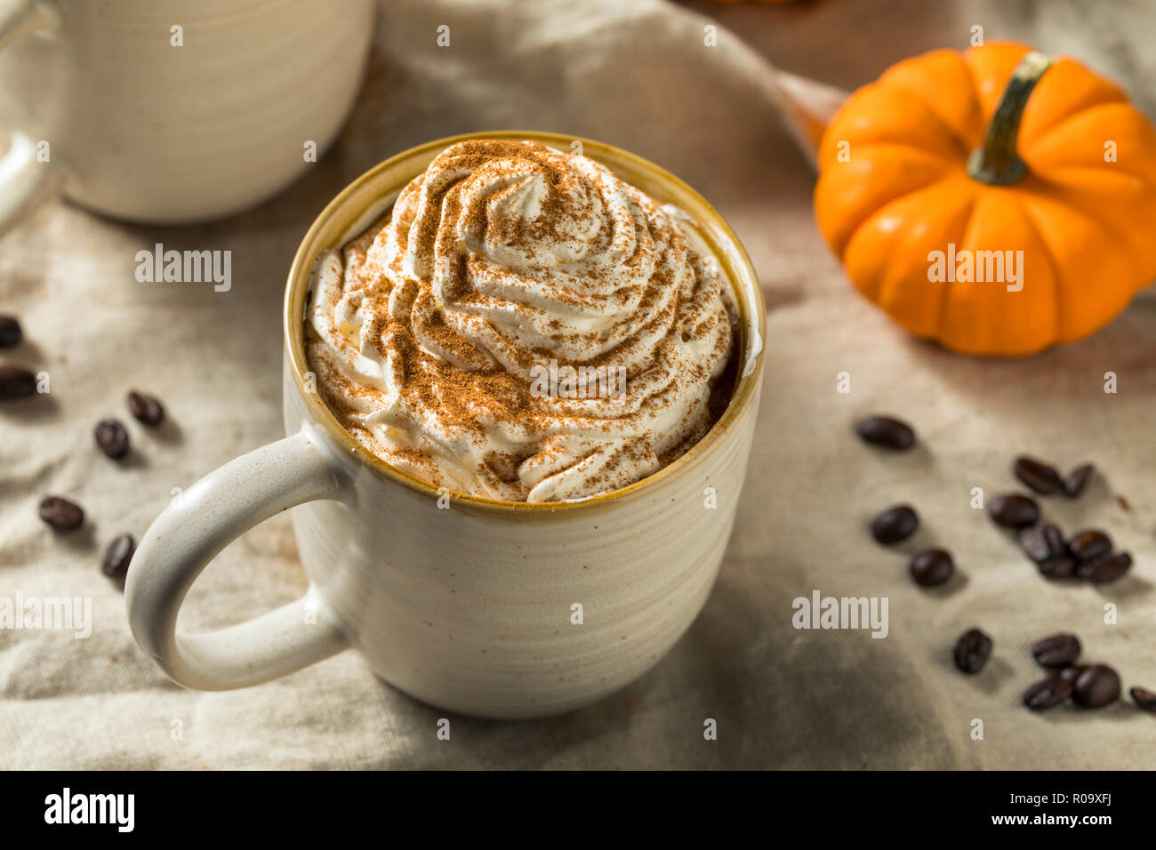 Dolce Autunno Pumpkin Spice Latte caffè con panna montata Foto Stock