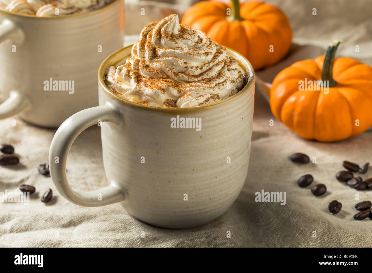 Dolce Autunno Pumpkin Spice Latte caffè con panna montata Foto Stock