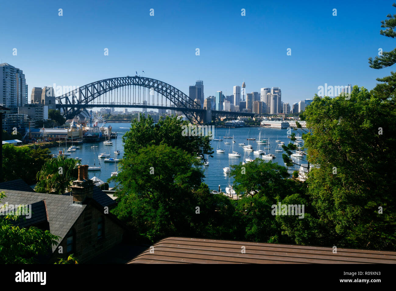 Il Ponte del Porto di Sydney e la vista dello skyline della citta' dalla lavanda Bay, a nord di Sydney, Nuovo Galles del Sud, Australia Foto Stock
