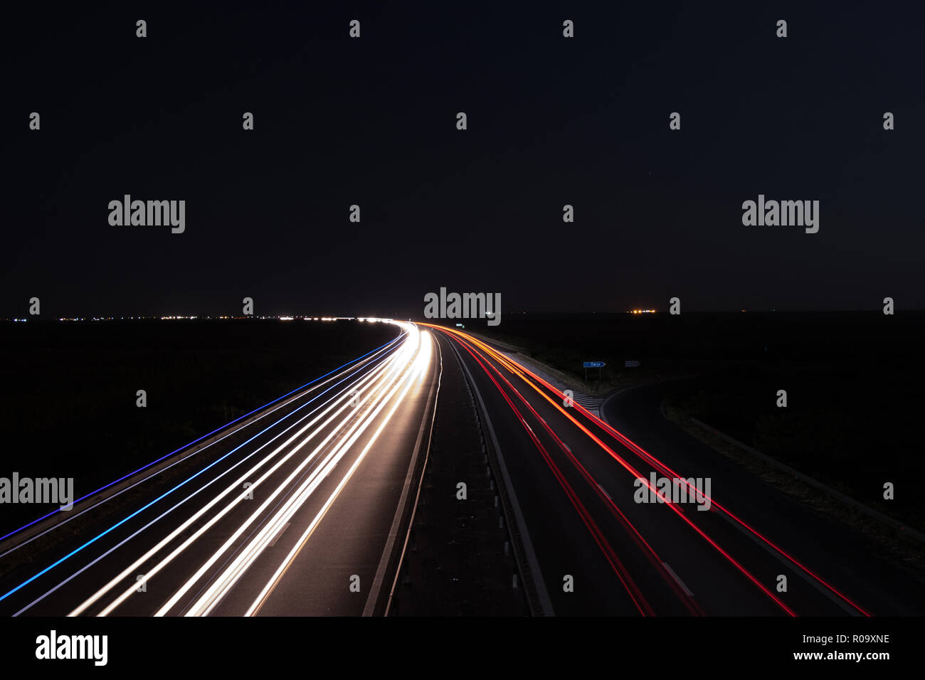 Autostrada auto curva sentieri di notte Foto Stock