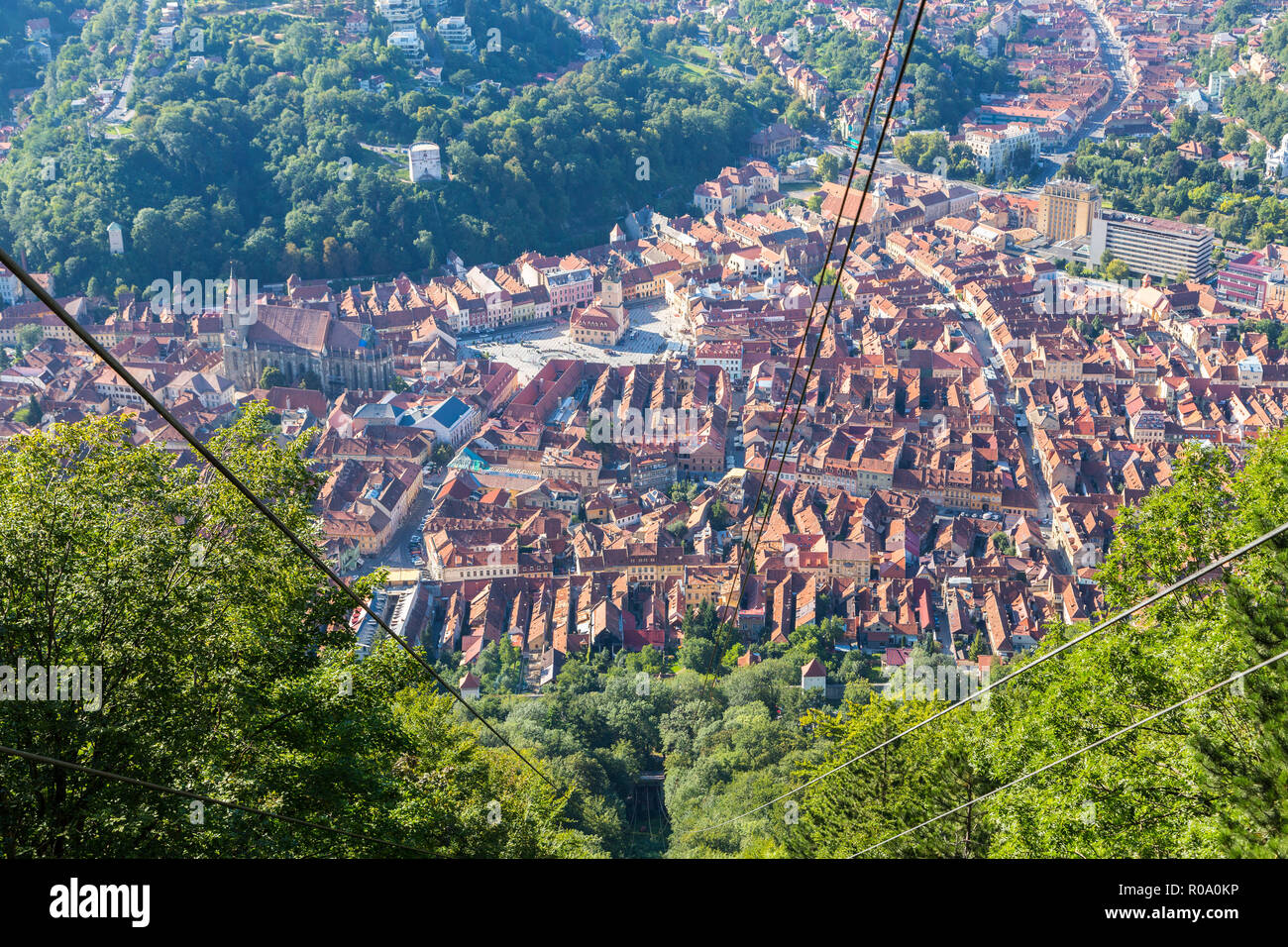 Brasov il centro storico della città come si vede dai turisti di montaggio cavo di Tampa auto. Città medievale in una valle - town hall, alte guglie, chiese, Romania. Foto Stock
