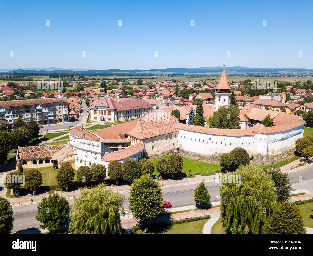 Prejmer chiesa fortificata, Brasov County, Transilvania, Romania. Vista aerea. La fortezza medievale con una chiesa, Clock Tower, alta guglia, pareti spesse. Foto Stock