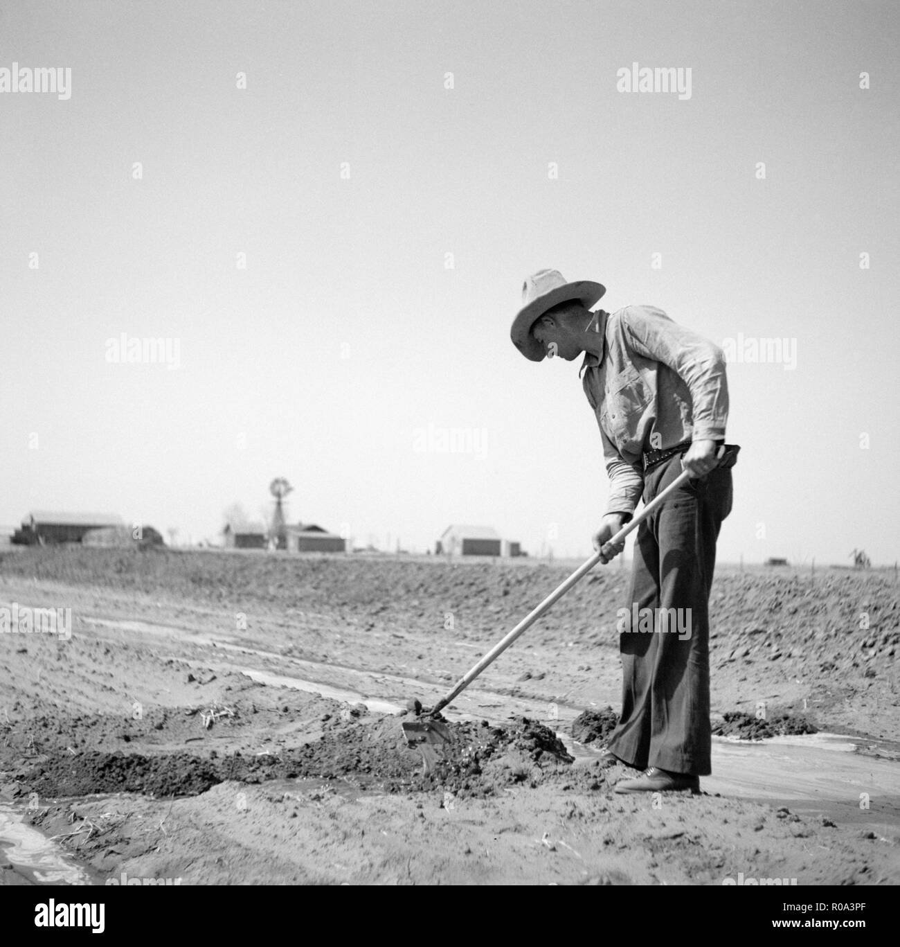 Agricoltore Lotta contro la siccità e la polvere con irrigazione, Cimarron County, Oklahoma, Stati Uniti d'America, Arthur Rothstein, Farm Security Administration, Aprile 1936 Foto Stock