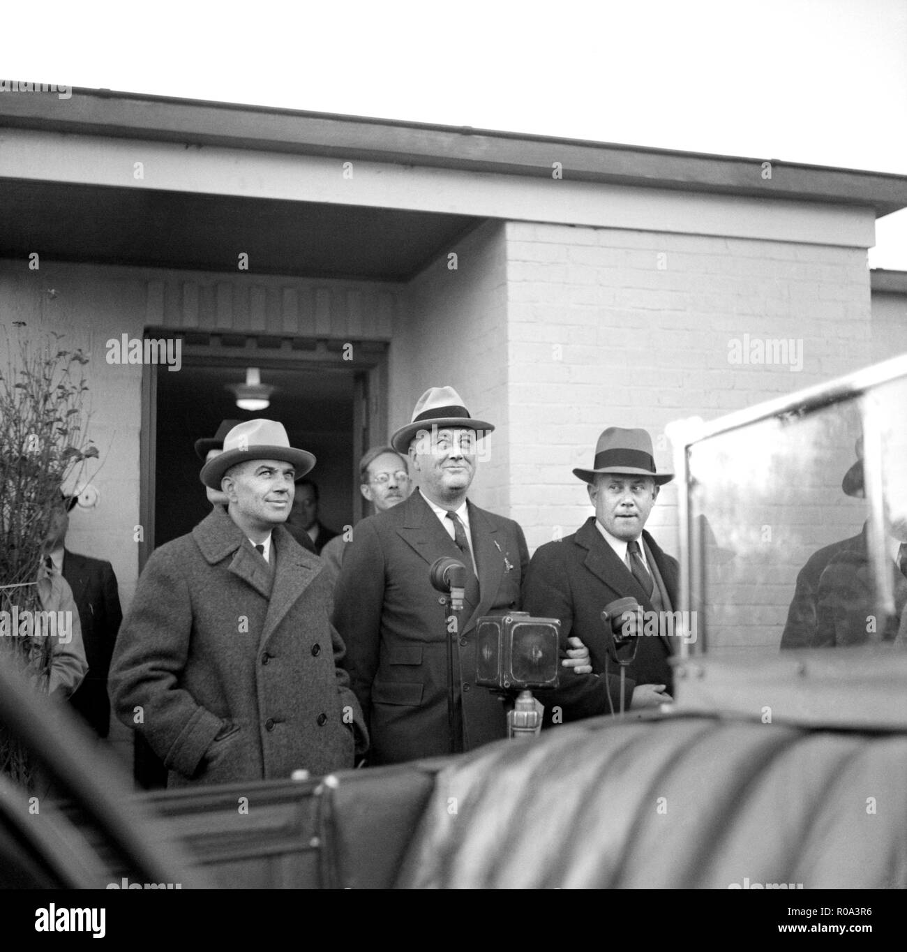 Stati Uniti Il presidente Franklin Roosevelt con il reinsediamento Adminstration testa G. Rexford Tugwell (a Roosevelt a destra), al nuovo alloggiamento cooperativo sviluppo, Greenbelt, Maryland, USA, Arthur Rothstein, Farm Security Administration, Novembre 13, 1936 Foto Stock