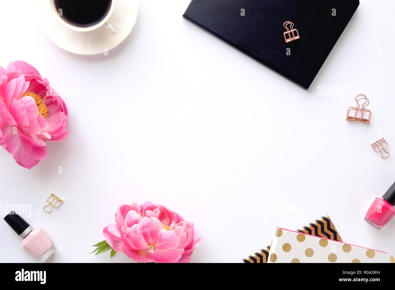 Femminile, foto in stile con il rosa peonie e accessori da scrivania. Flatlay. Per i blogger e le imprese creative. Con uno spazio bianco per il testo o per prodotto. Foto Stock