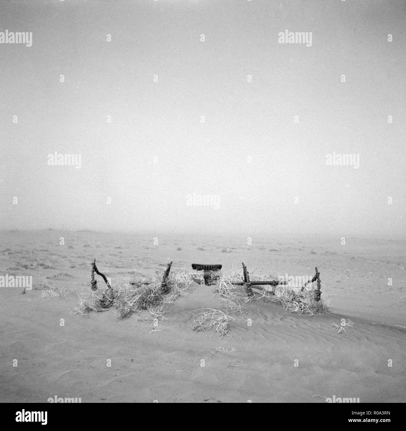 Attrezzature agricole sepolto sotto la sabbia durante violente tempeste di vento, Boise City, Oklahoma, Stati Uniti d'America, Arthur Rothstein, Farm Security Administration, Aprile 1936 Foto Stock