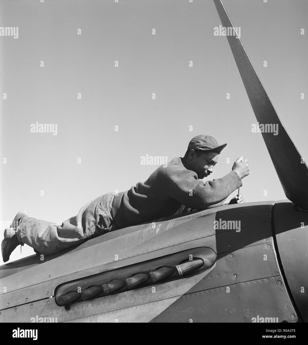 Capo equipaggio Marcello G. Smith di Louisville, Kentucky, centesimo F.S., lavorando su aereo, Ramitelli, Italia, Toni Frissell, Marzo 1945 Foto Stock