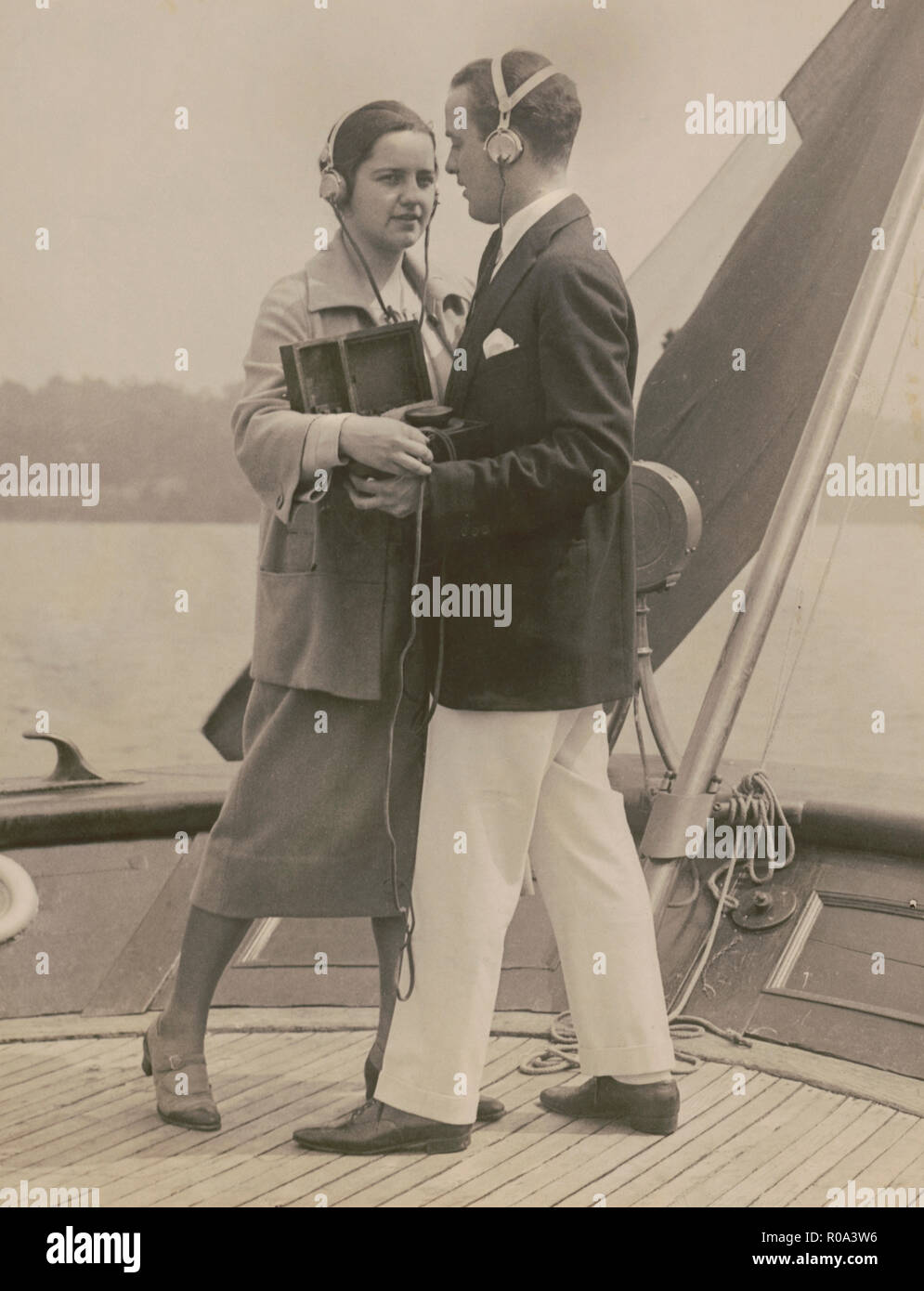 Giovane, dotato di radio portatili e cuffie, Ballare trasmesso fox trot mentre rendendo il viaggio ad Albany, New York il senatore Guglielmo Marconi's Yacht Elettra, 26 giugno 1922 Foto Stock Giovane, dotato di radio portatili e cuffie, Ballare trasmesso fox trot mentre rendendo il viaggio ad Albany, New York il senatore Guglielmo Marconi's Yacht Elettra, 26 giugno 1922 Foto Stock