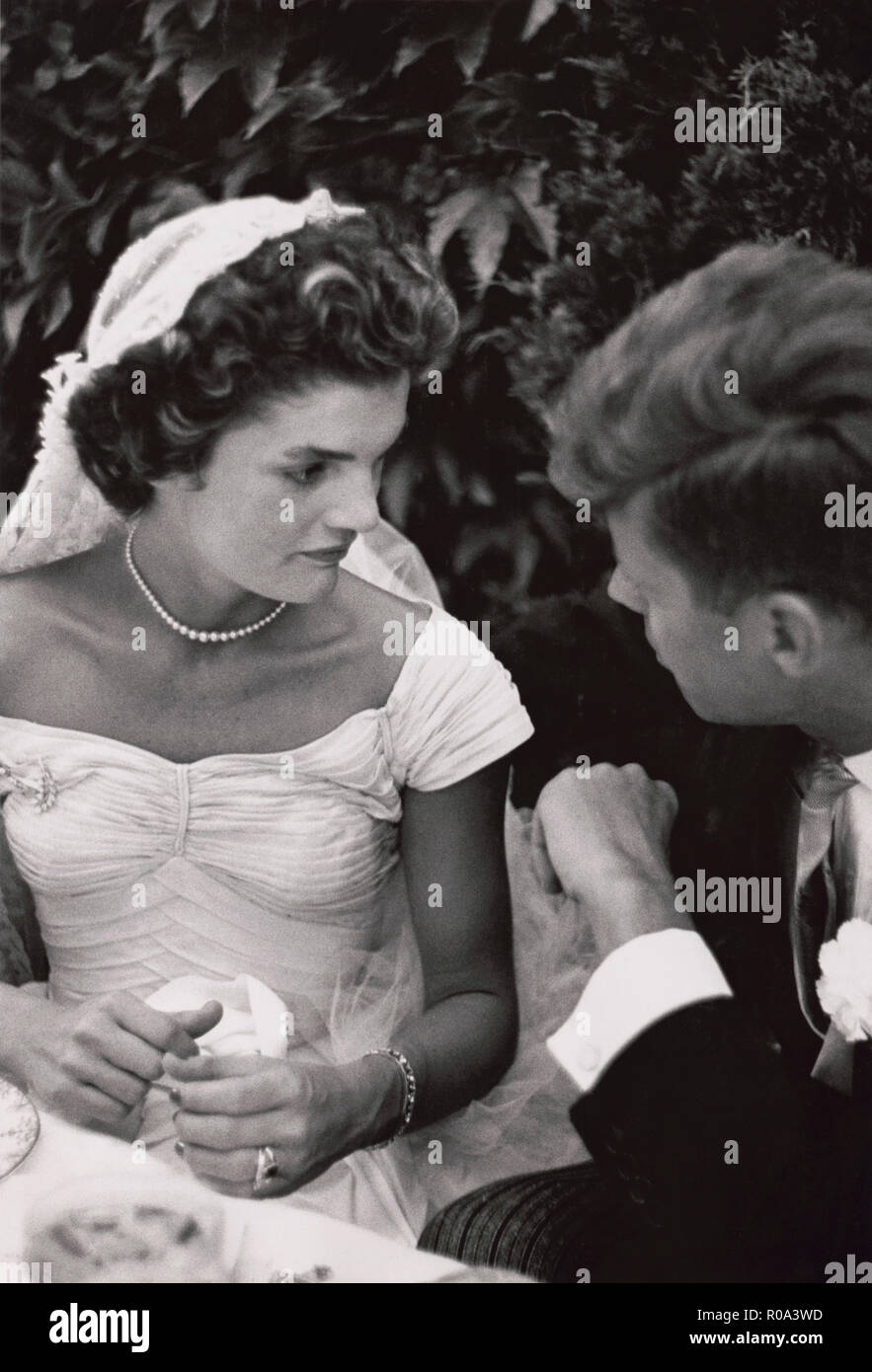 Jacqueline Bouvier Kennedy e il Senatore John Fitzgerald Kennedy parla al loro ricevimento di nozze, Newport, Rhode Island, STATI UNITI D'AMERICA, dai toni Frissell, Settembre 12, 1953 Foto Stock