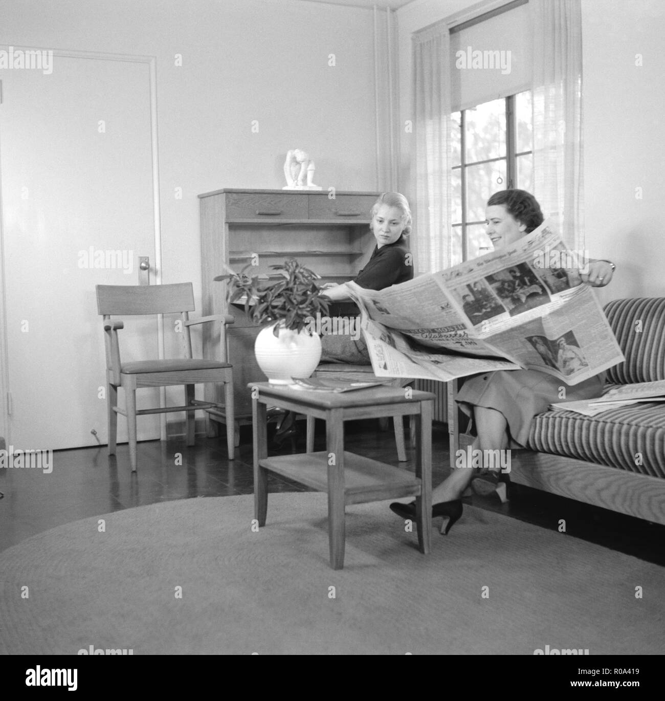 Due donne in rilassante soggiorno, interni di casa completata, il nuovo accordo di cooperazione comunitari, Greenbelt, Maryland, USA, Arthur Rothstein, Farm Security Administration, Novembre 1936 Foto Stock