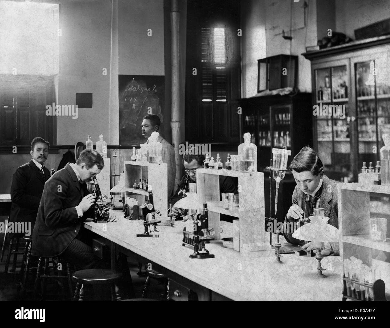 Classe nel laboratorio di batteriologia, Università di Howard a Washington DC, USA, W.E.B. Raccolta di DuBois, 1900 Foto Stock