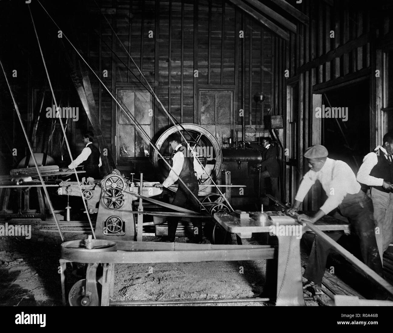 Studente utilizzando macchinari per la lavorazione del legno in negozio, Claflin University, Orangeburg, South Carolina, Stati Uniti d'America, W.E.B. Raccolta di DuBois, 1899 Foto Stock