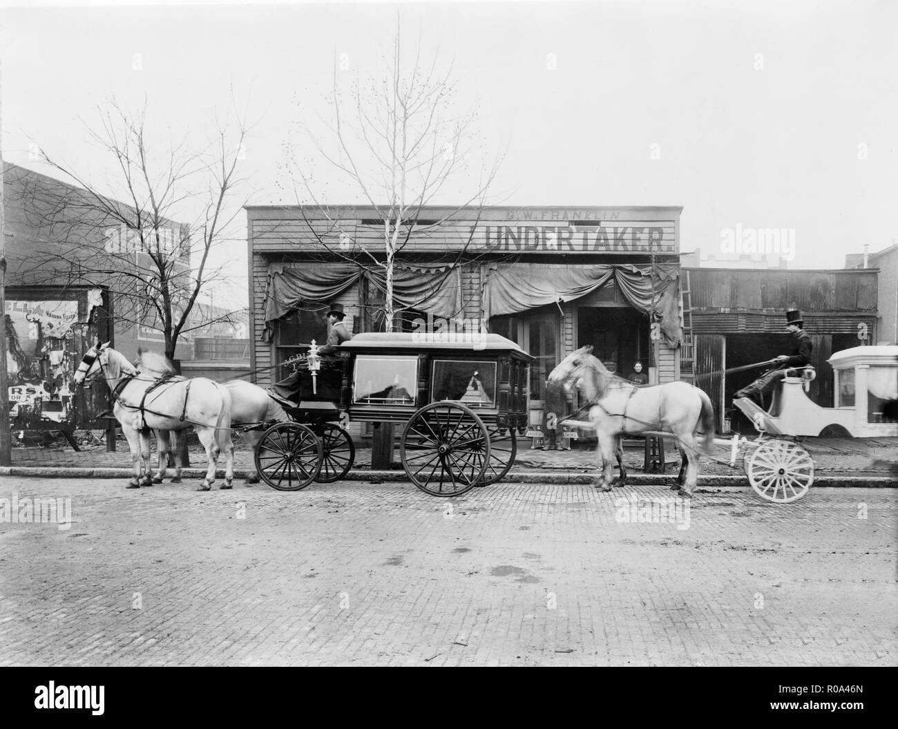 Cavalli e carrozze nella parte anteriore del funerale a casa di C.W. Franklin, impresario, Chattanooga, Tennessee, Stati Uniti d'America, W.E.B. Raccolta di DuBois, 1899 Foto Stock