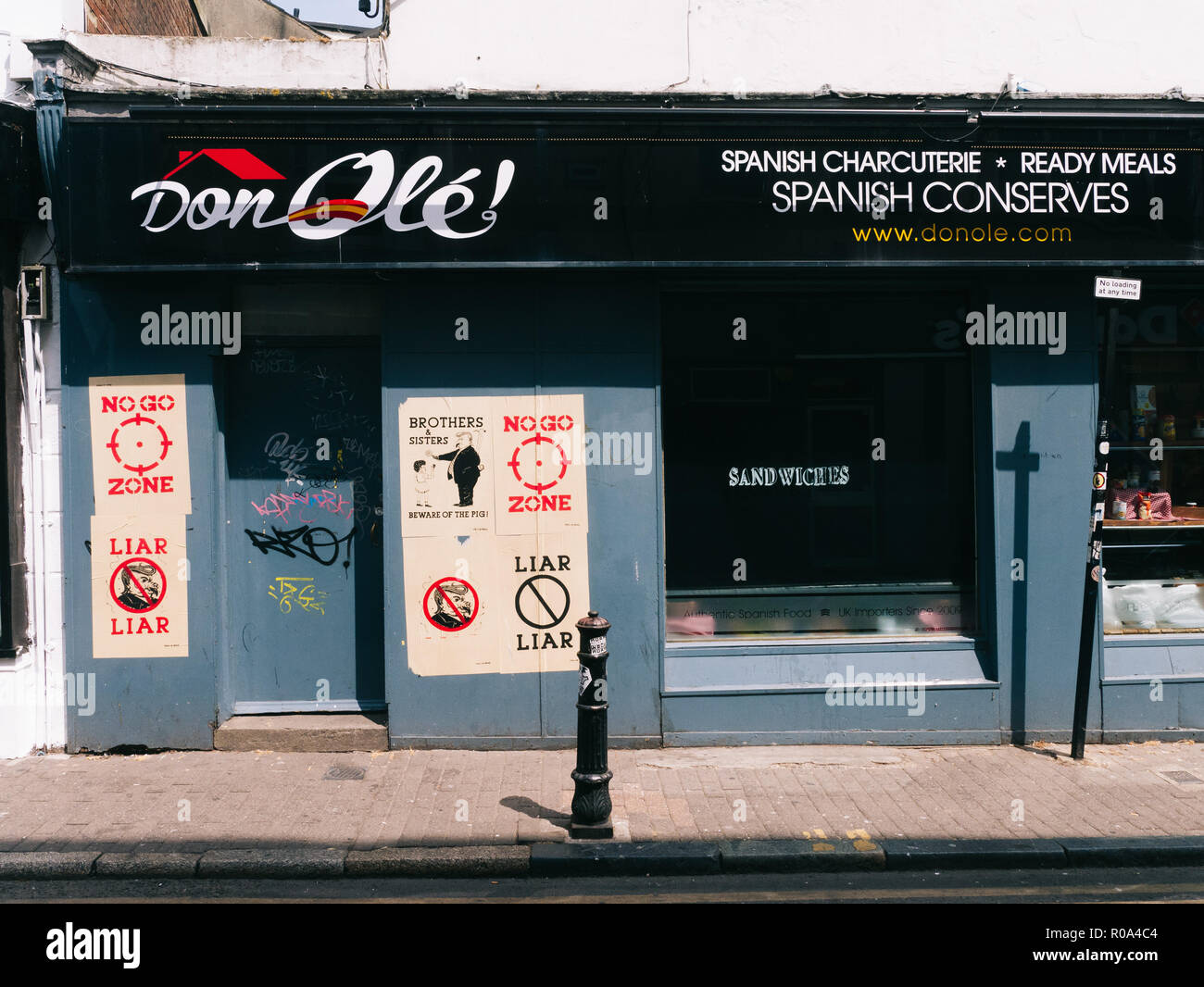 Don Olé DonOlé ristorante a Brighton con Trump no go zona bugiardo poster sulla parete. Sandwich Shop Foto Stock