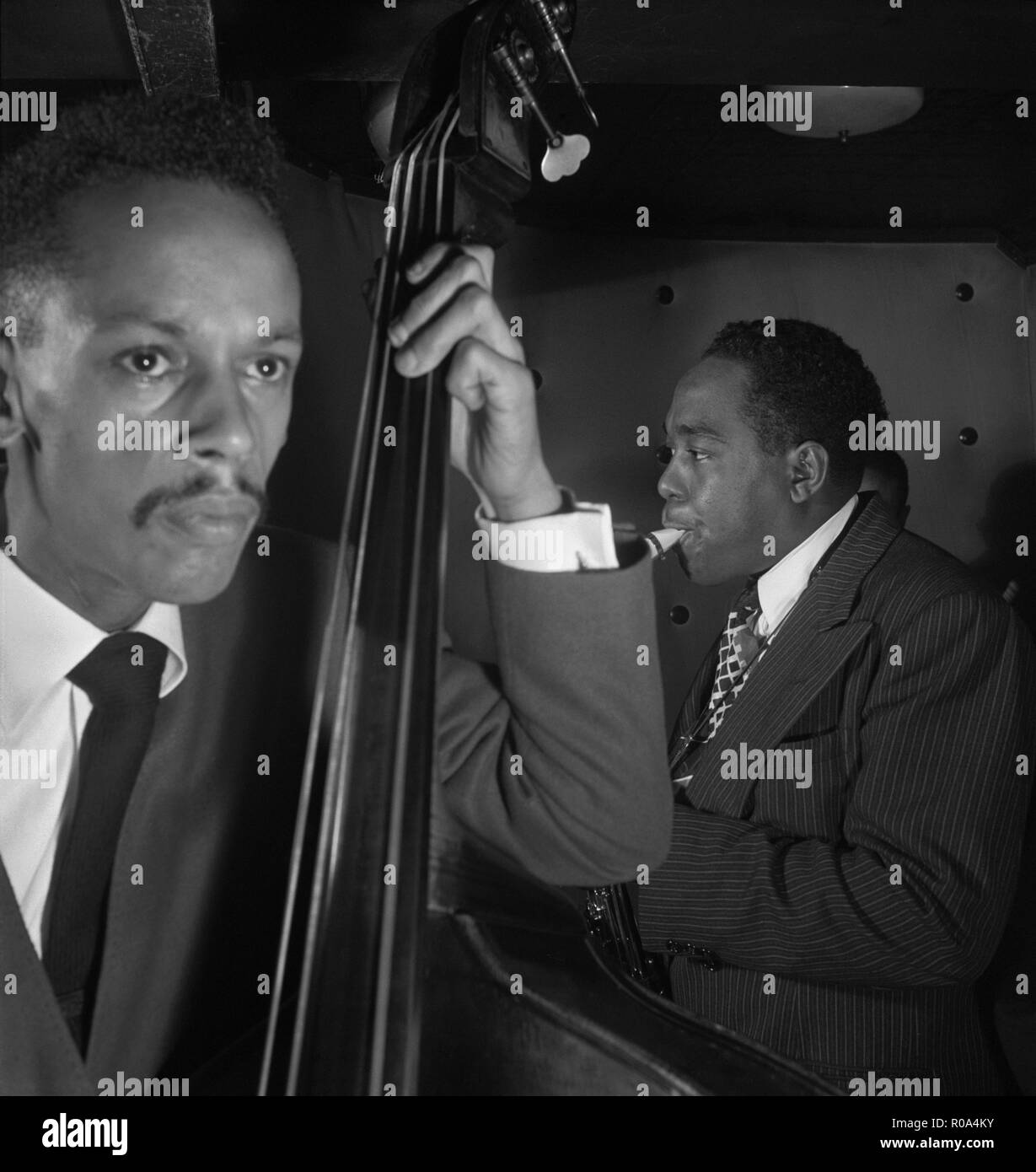 Ritratto di Charlie Parker, Tommy Potter e Max Roach, tre Deuces Jazz Club di New York City, New York, USA, William P. Gottlieb raccolta, Agosto 1947 Foto Stock
