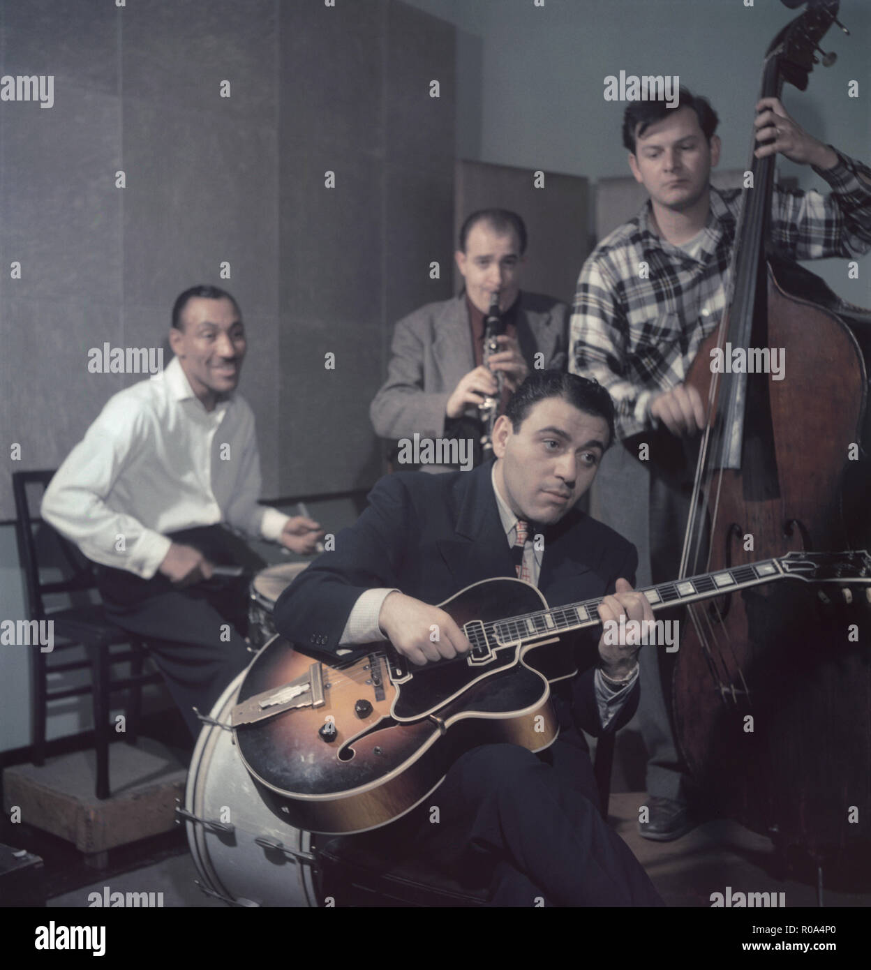 Ritratto di Jimmy Crawford (estrema sinistra su tamburi), la città di New York, New York, USA, William P. Gottlieb Raccolta, 1948 Foto Stock