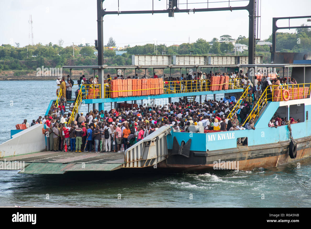 Rushhour al traghetto vicino a Mombasa, in Kenya, Africa Foto Stock