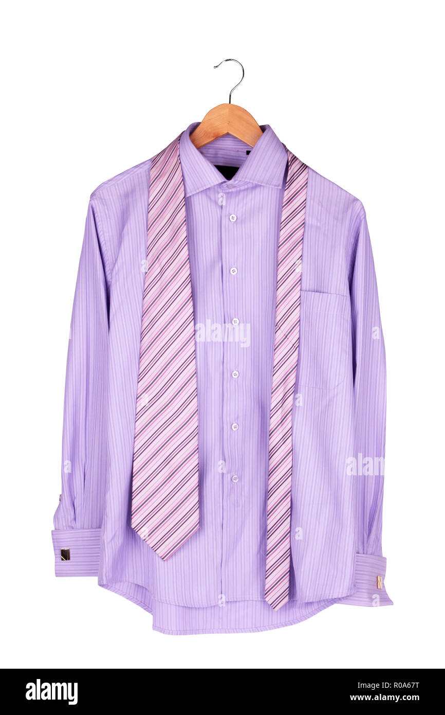 Camicia con cravatta su appendiabiti in legno isolato su bianco Foto Stock