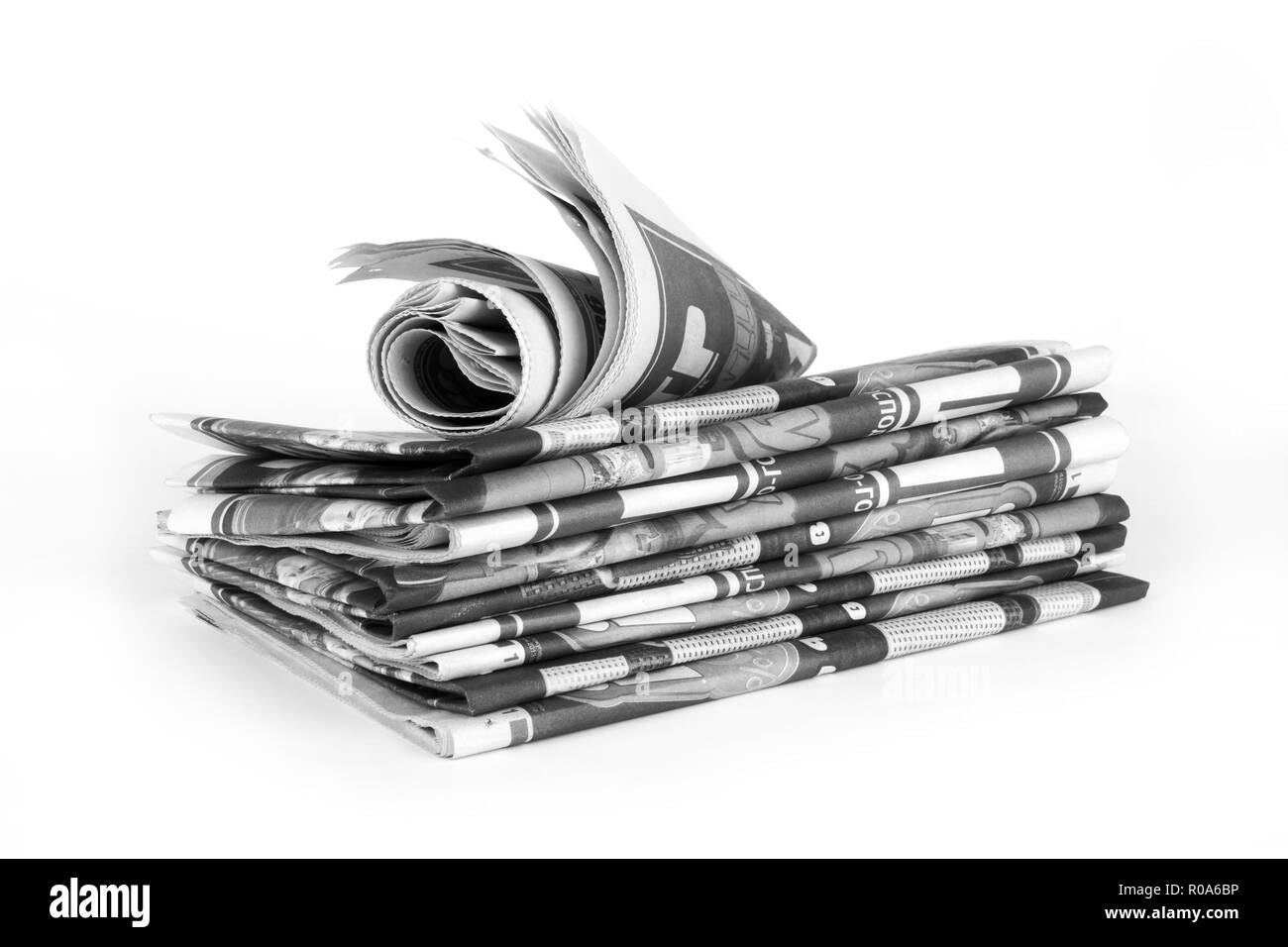 Pila di quotidiani isolato su uno sfondo bianco Foto Stock