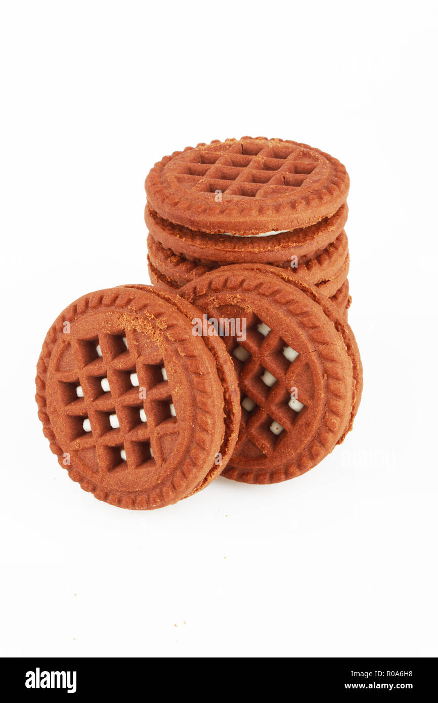 Pila di crema di cioccolato oreo cookie su bianco. oreo cookie su bianco. Foto Stock