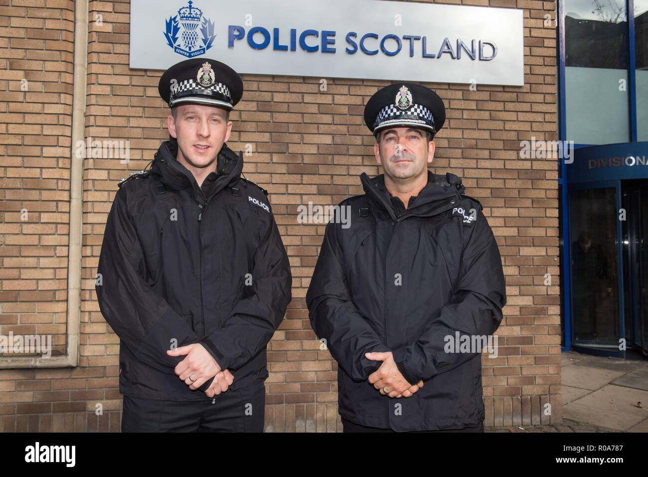 Capo Supt Gareth Blair e Ispettore Capo Davie Robertson (sinistra) a St Leonards stazione di polizia, notte dei falò intervista Foto Stock