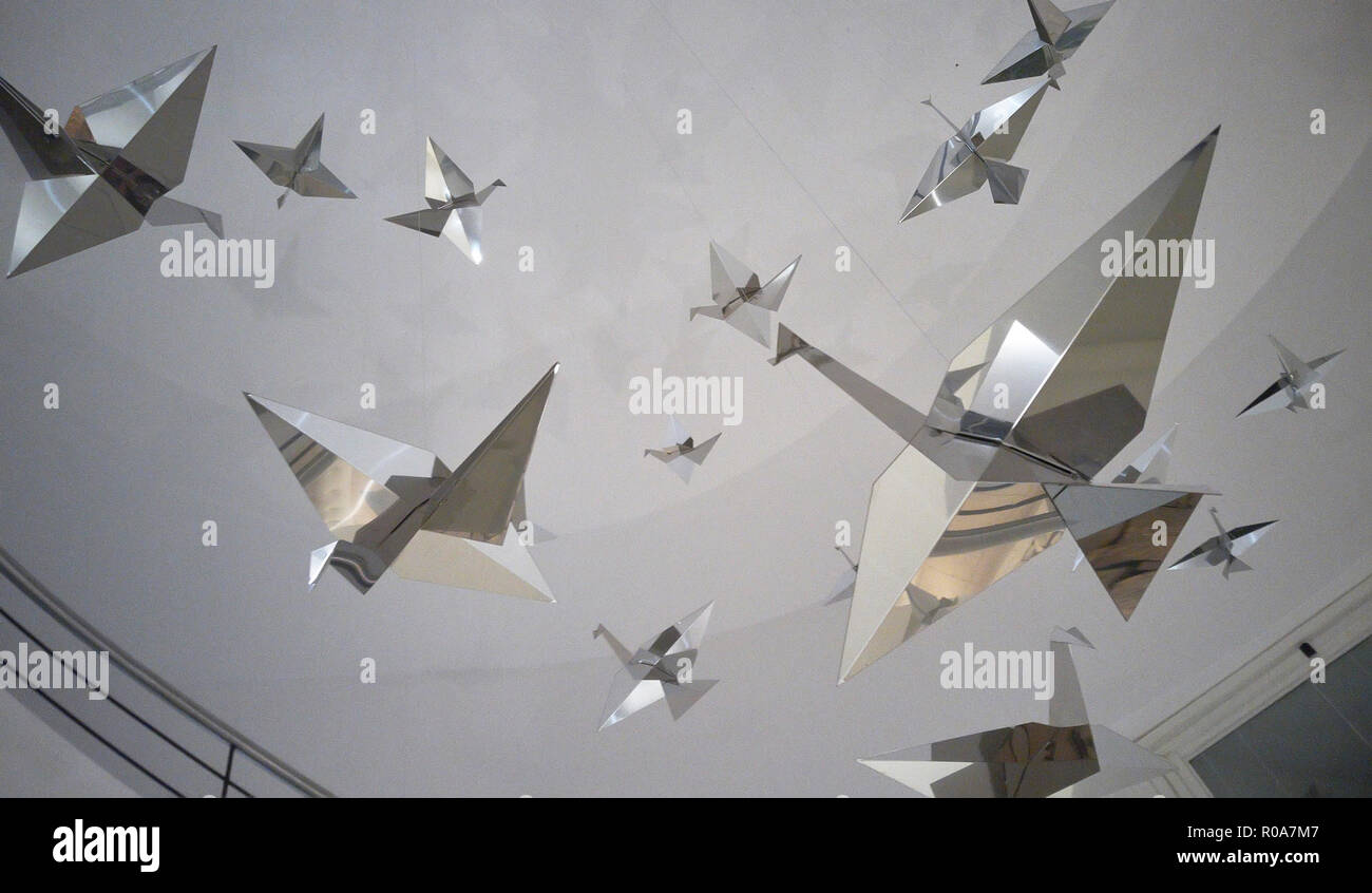 Decorazioni che pende dal soffitto a forma di uccelli di metallo utilizzati come elementi di arredamento. Foto Stock