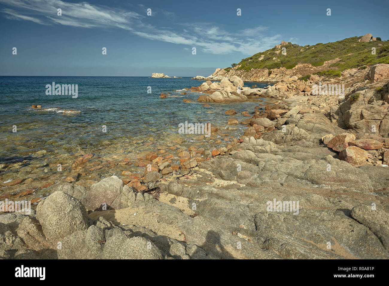 Rocky panorama di Cala Sa Figu spiaggia in Sardegna: rocce e rocce incontra il blu e il mare cristallino. Foto Stock