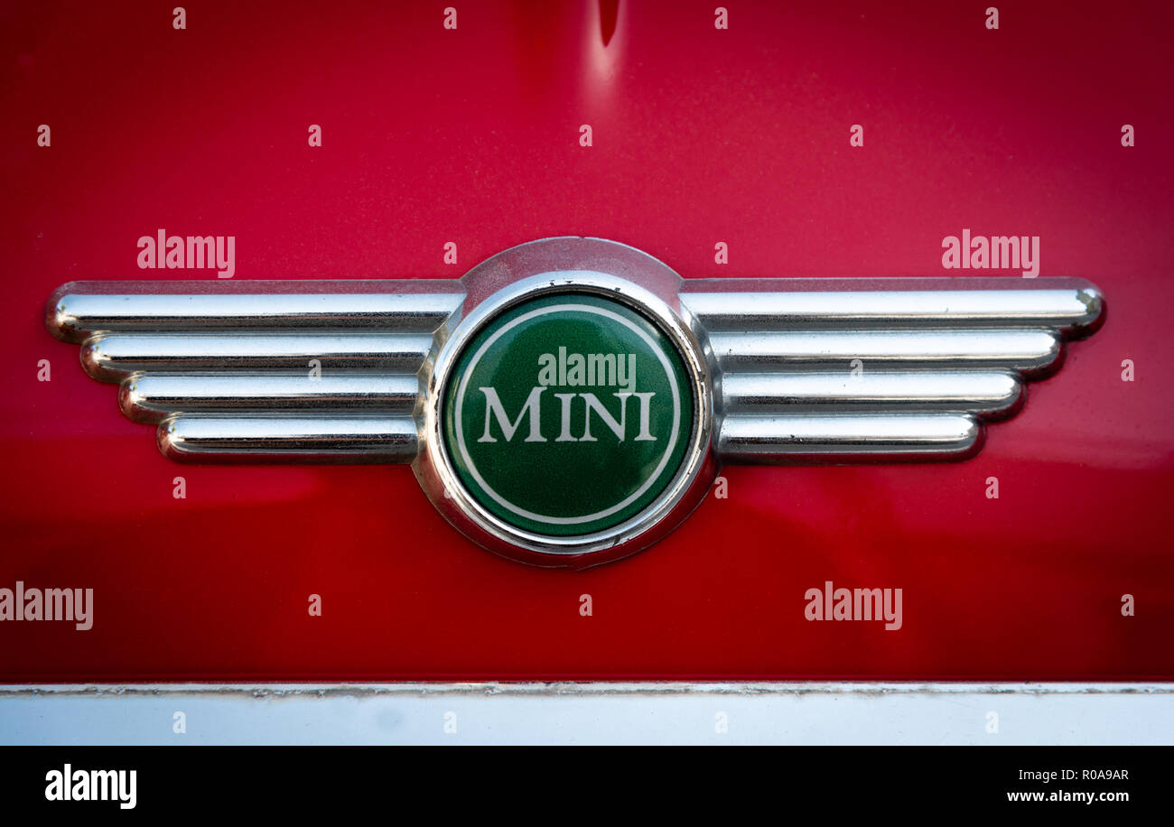 Nicosia, Cipro - 29 Settembre 2018: celebre Mini Cooper auto logo su un dipinto di rosso superficie della vettura. Foto Stock