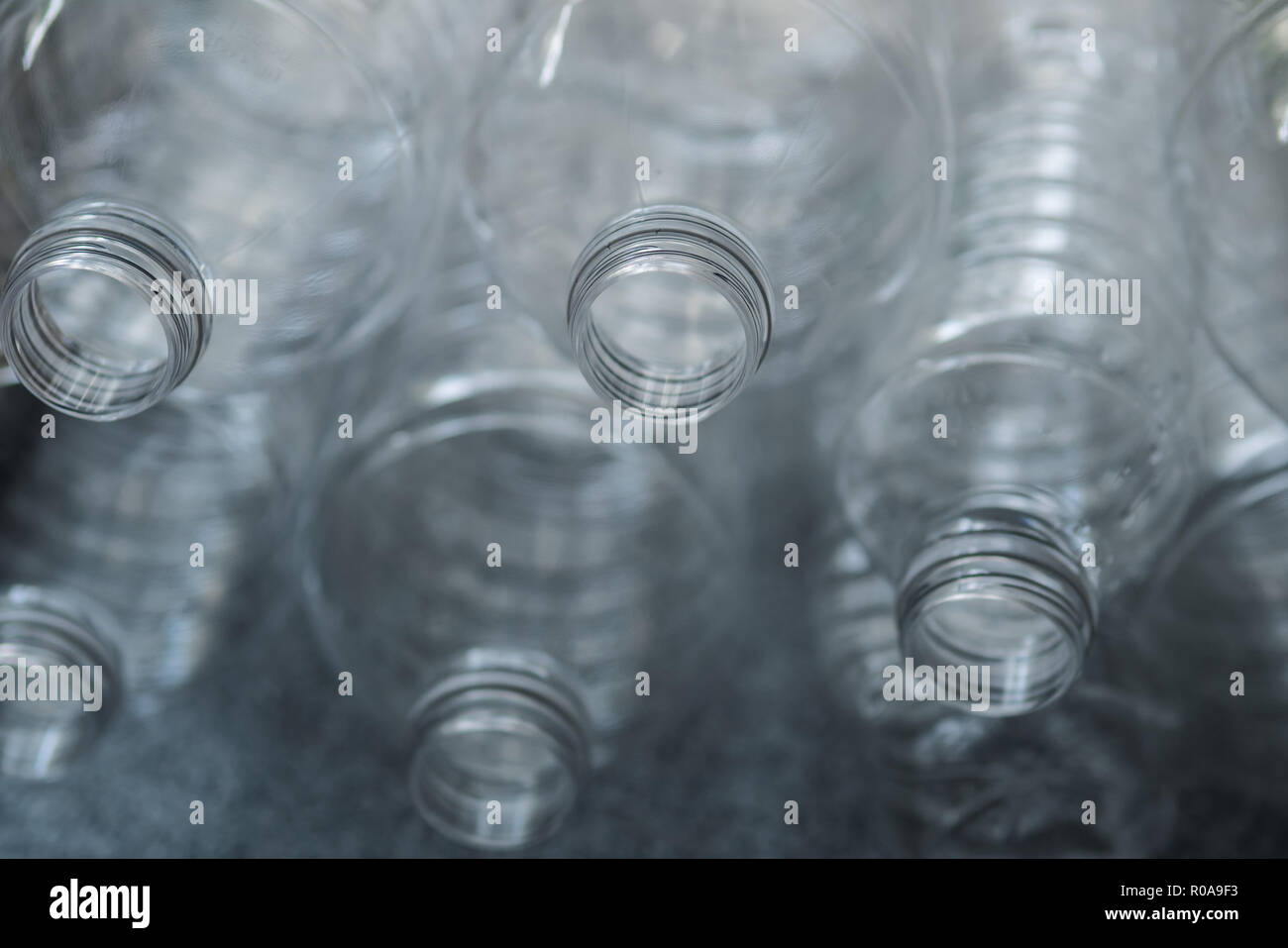 Le bottiglie di acqua sono realizzati a partire da PET o polietilentereftalato Foto Stock