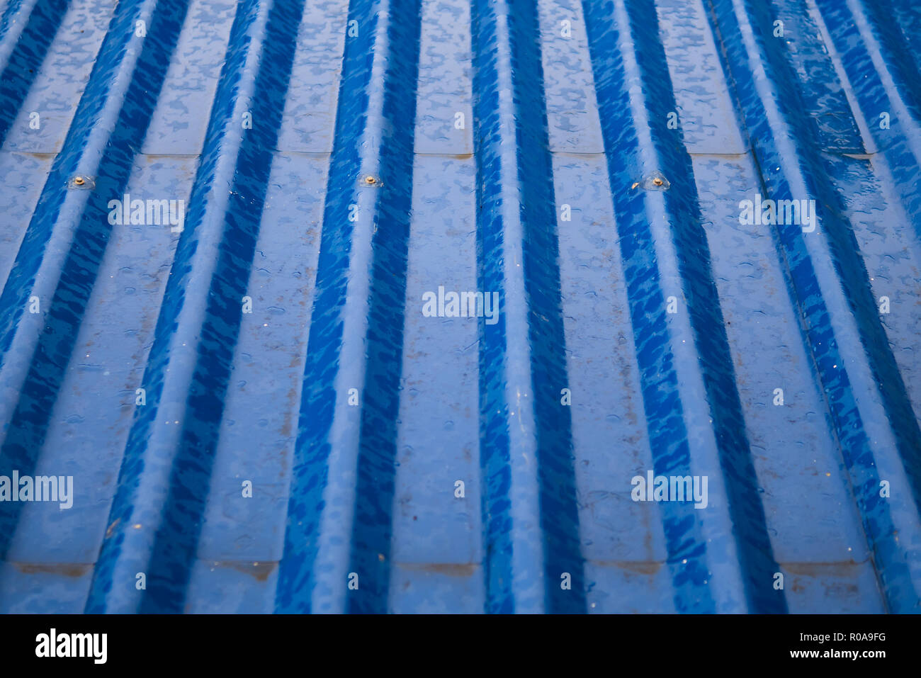 La pioggia sul tetto blu Foto Stock