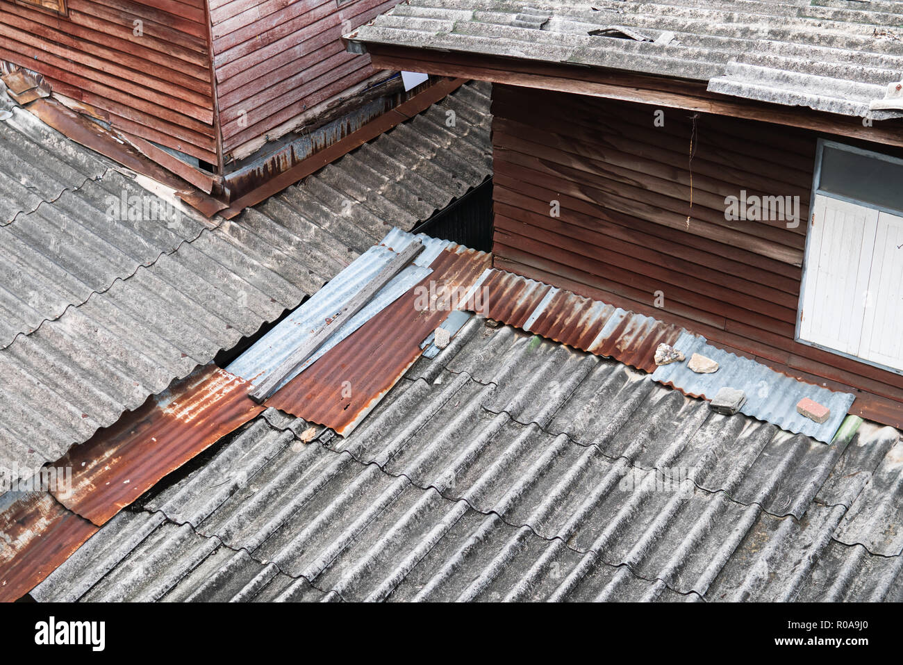 Il vecchio tetto della casa Foto Stock