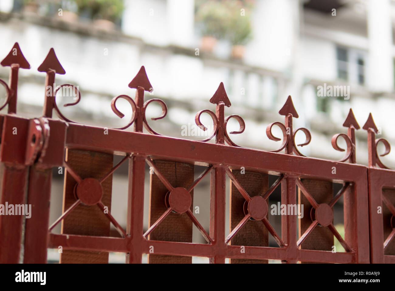 Sharp barre di acciaio sulla porta di casa Foto Stock