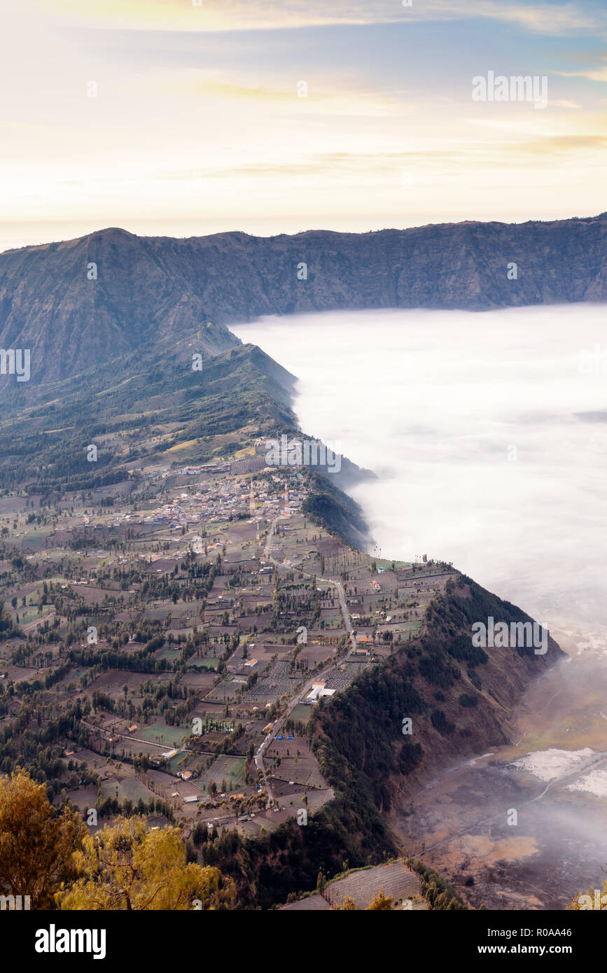 Il villaggio con i Foggy sunrise Foto Stock