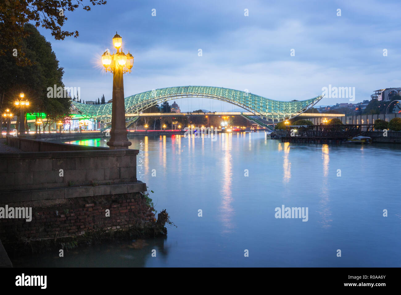 Tbilisi, ponte di pace di notte Foto Stock