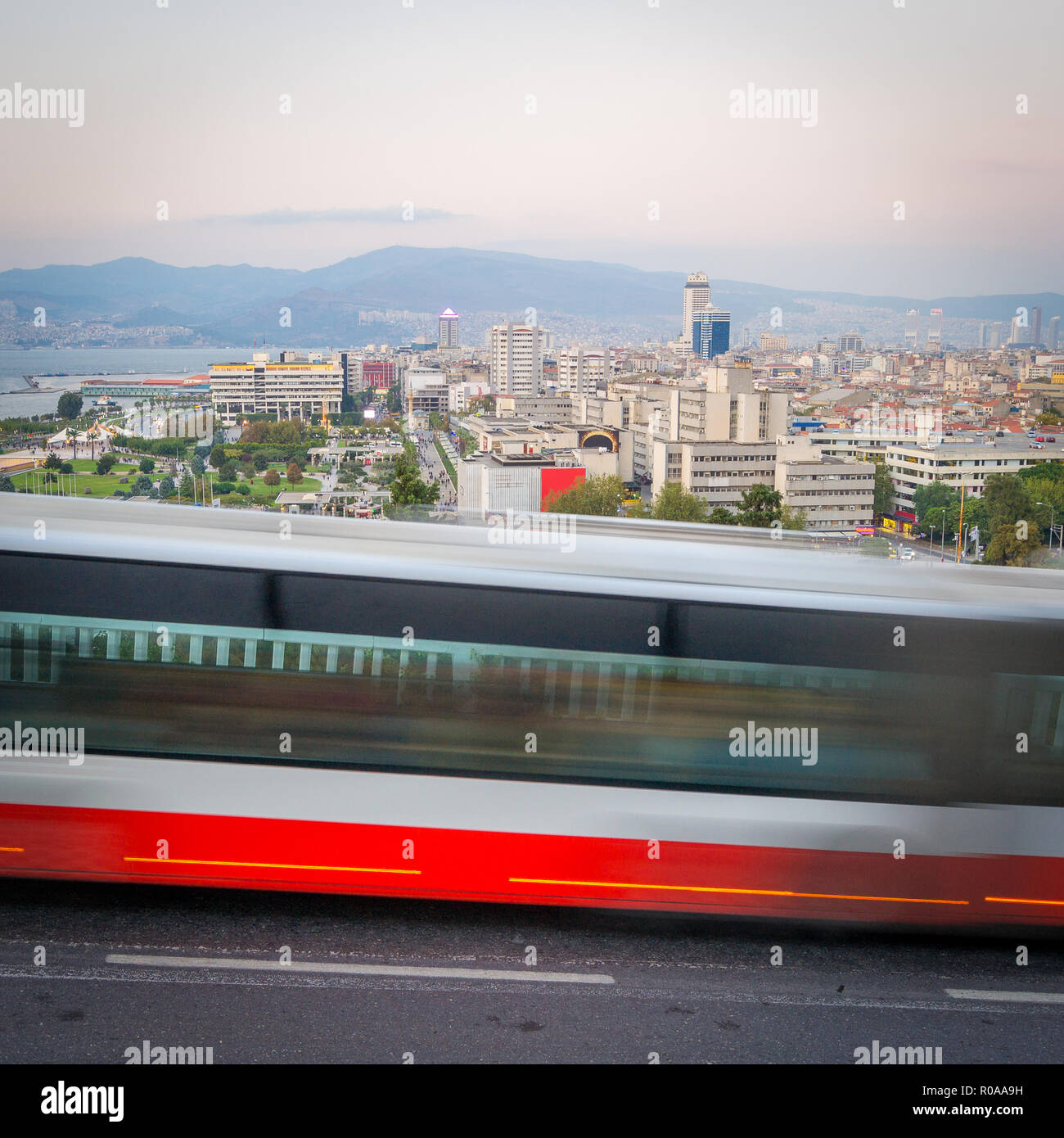 Vista serale di Izmir in Turchia. Primo piano mostra un bus sfocato Foto Stock