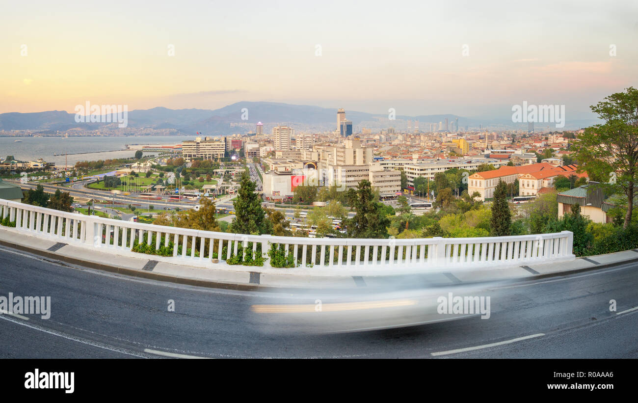 Vista serale di Izmir in Turchia. Primo piano mostra una CSR sfocato Foto Stock