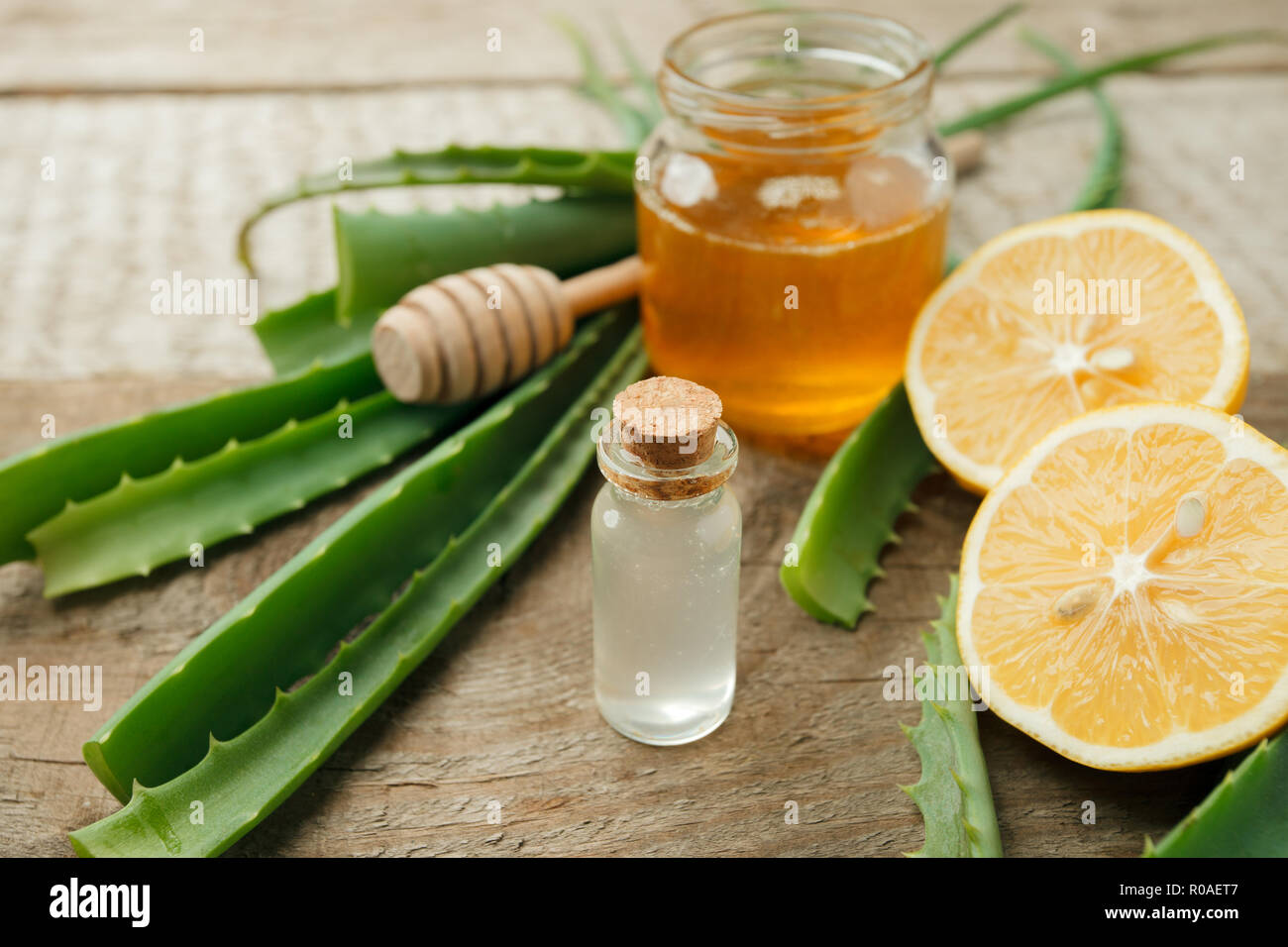 Il miele, limone, Aloe foglie e olio essenziale per l omeopatia remedy, medicina alternativa closeup Foto Stock
