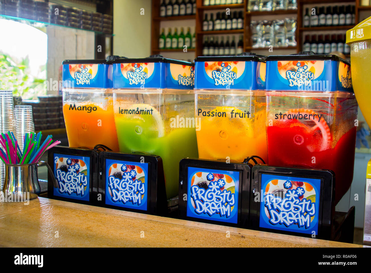 3 maggio 2018 una fila di coloratissimi slush puppy ice maker in un piccolo negozio presso il mare di Galilea in Israele. Queste chicche portare il rinfresco di benvenuto su un caldo Foto Stock