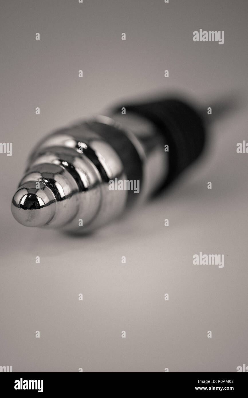 Monocrome di ripresa macro di un metallo tappo di vino, cucina Foto Stock