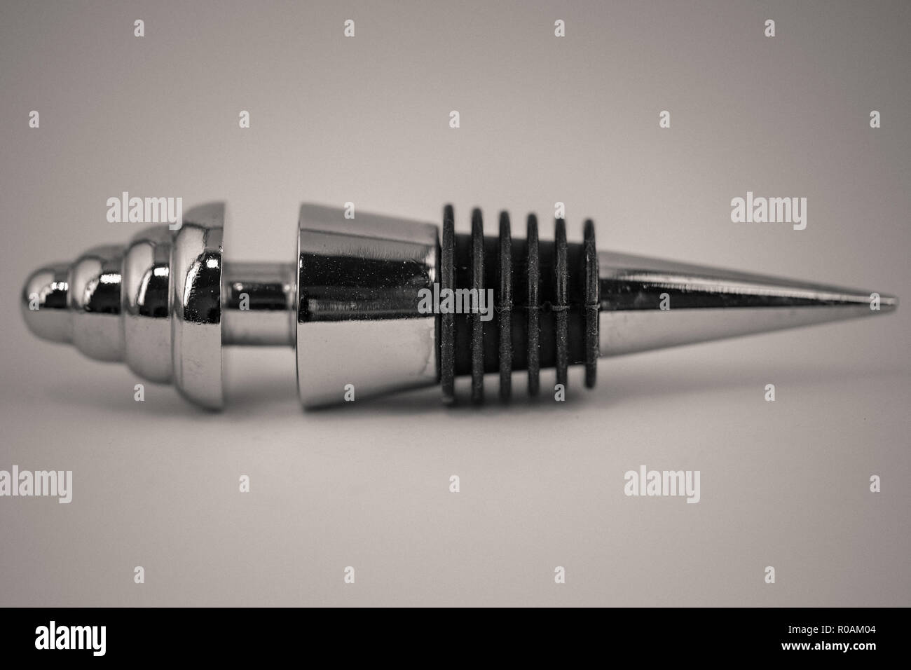 Monocrome di ripresa macro di un metallo tappo di vino, cucina Foto Stock
