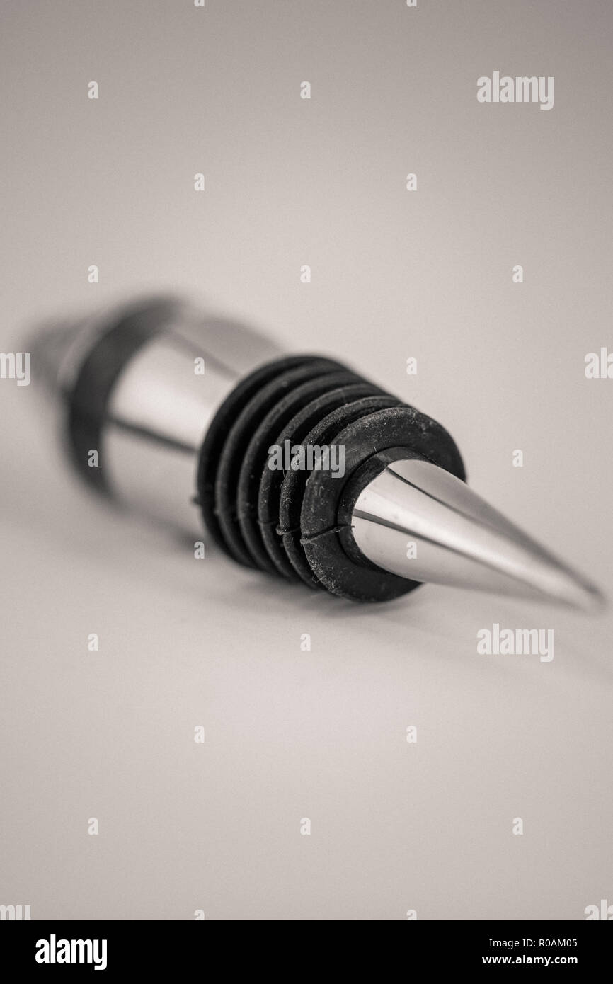 Monocrome di ripresa macro di un metallo tappo di vino, cucina Foto Stock