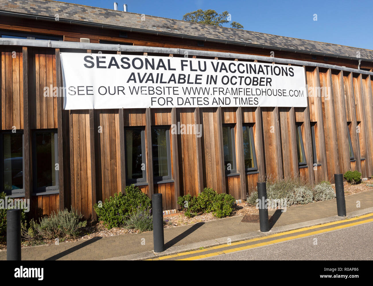 Firmare l'influenza stagionale vaccinazioni disponibili in ottobre, Framfield House centro salute chirurgia, Woodbridge, Suffolk, Inghilterra, Regno Unito Foto Stock
