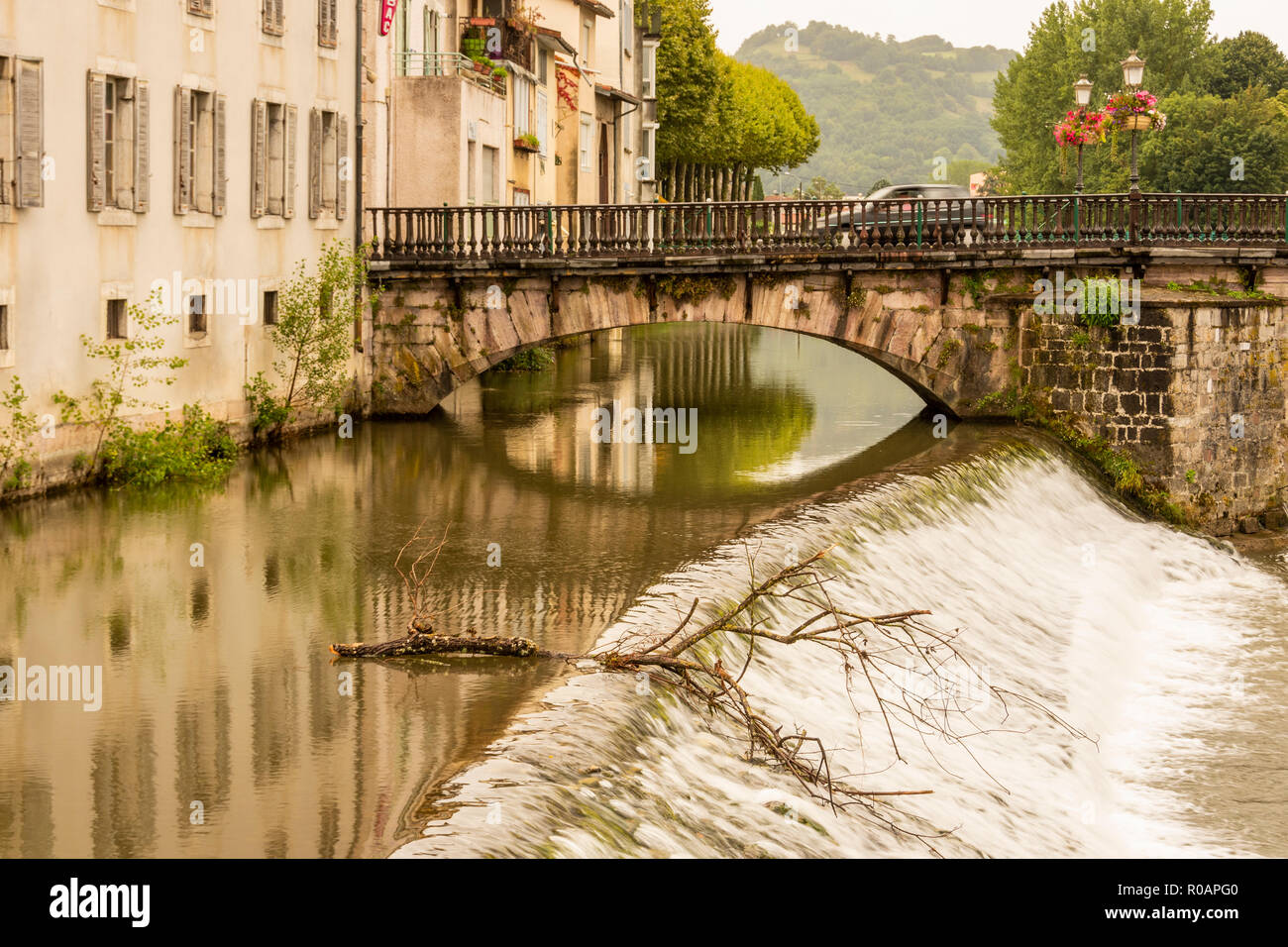 Porticati e dighe sul vecchio ponte sul fiume Salat quando esso passa attraverso il villaggio di Saint Girons. Ariège Francia Foto Stock