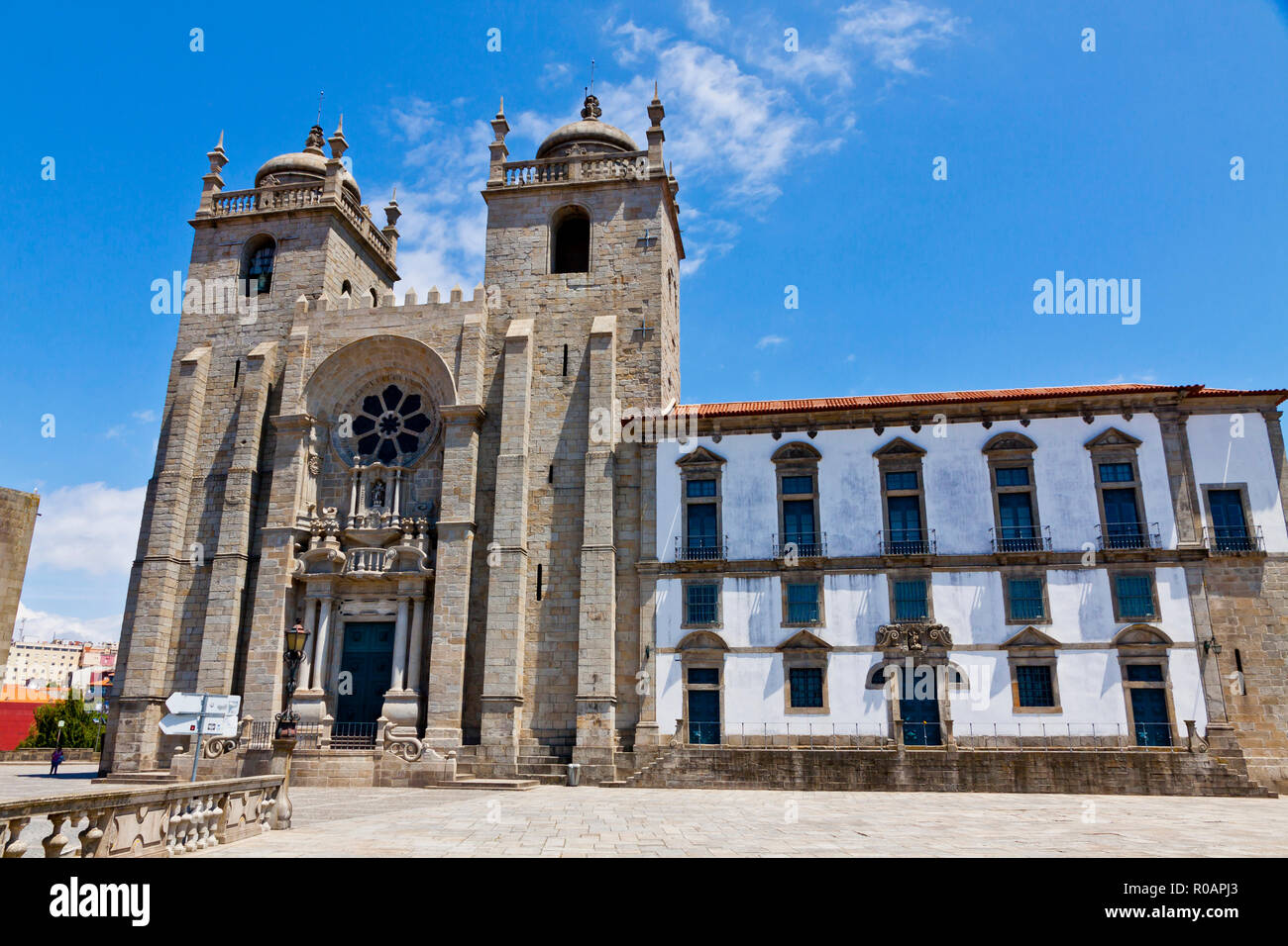 Vista della facciata della cattedrale di Porto (Portoghese: Se do Porto) nel centro storico della città di Porto, Portogallo. Costruito nel XII secolo. Patrimonio Mondiale dell Unesco Foto Stock