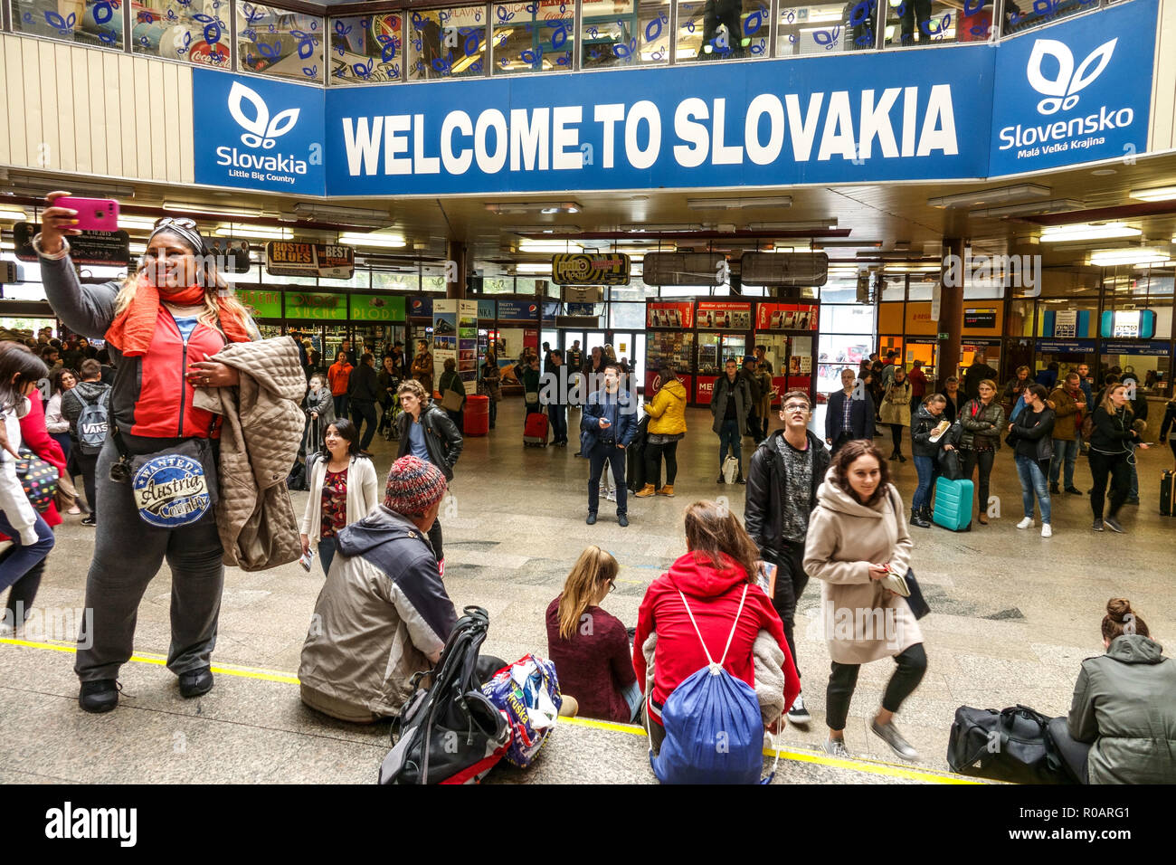 Bratislava passeggeri sulla stazione ferroviaria principale, Slovacchia, Europa Foto Stock
