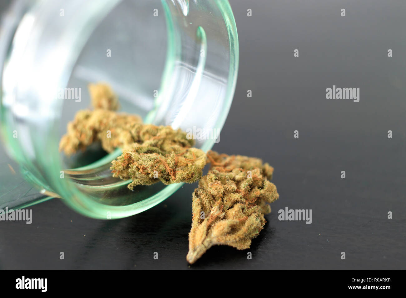 Lemon Haze ceppo di marijuana in un vasetto di vetro Foto Stock
