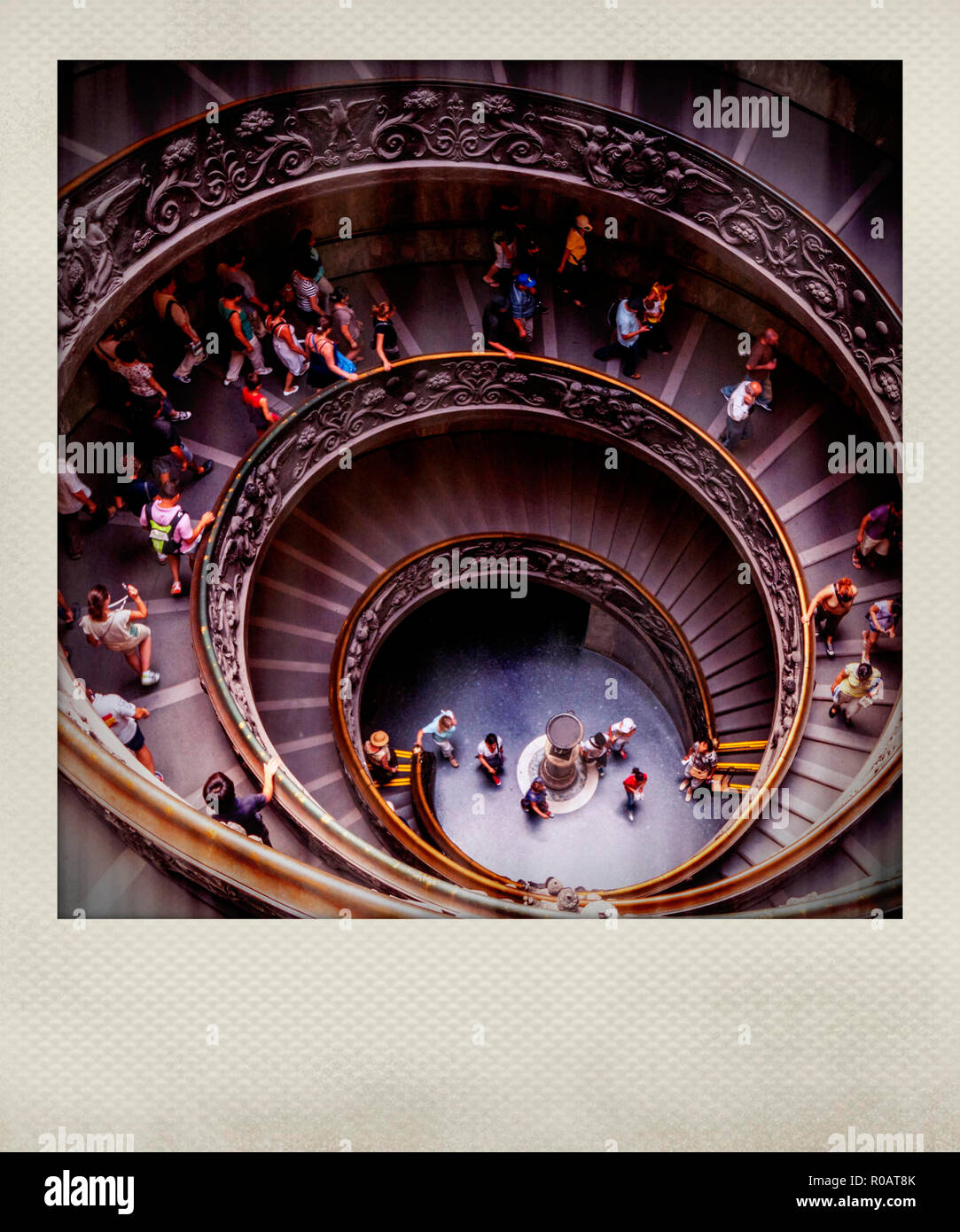 Angolo di alta vista di turisti su scala a chiocciola in Vaticano Foto Stock